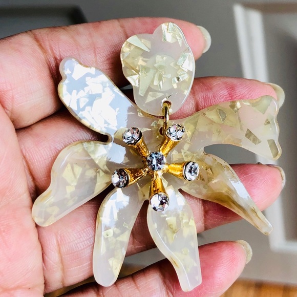 White/Gold accents Lily Resin Earring - Picture 5 of 7